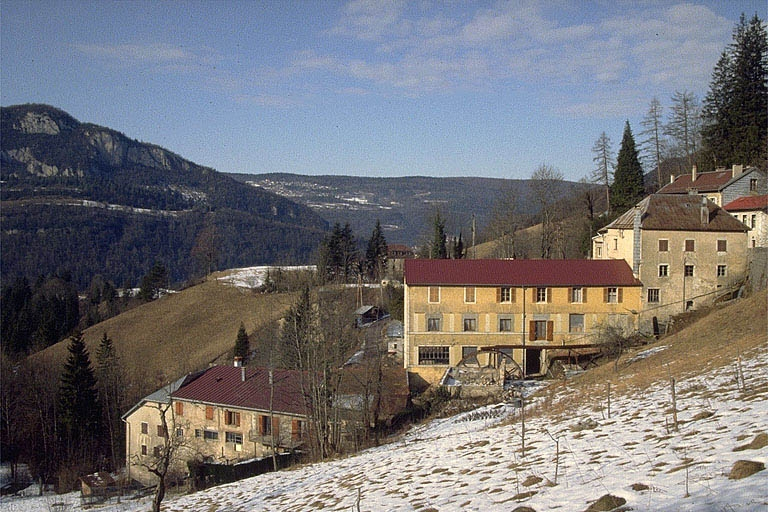 Vue d'ensemble depuis le sud-est. © Laurent Poupard / Région Bourgogne-Franche-Comté, Inventaire du patrimoine - 1991