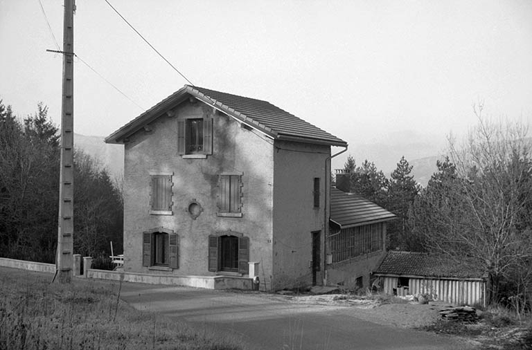 Façades antérieure et latérale droite. © Laurent Poupard / Région Bourgogne-Franche-Comté, Inventaire du patrimoine - 1991