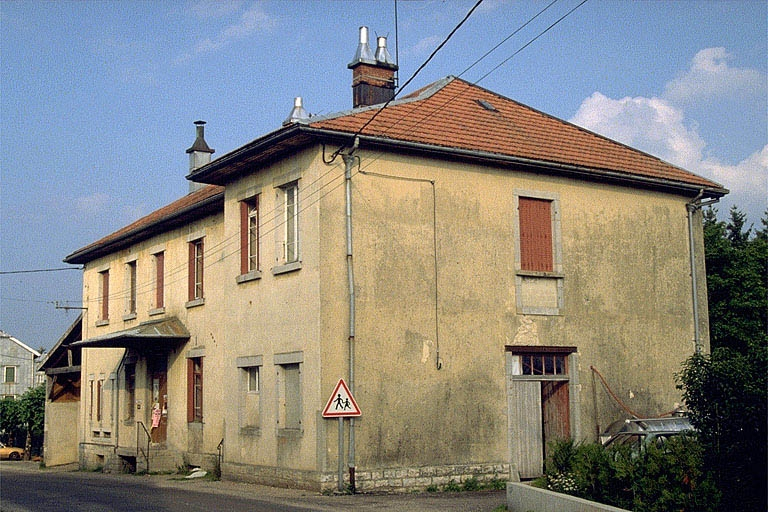 Façades antérieure et latérale droite. © Laurent Poupard / Région Bourgogne-Franche-Comté, Inventaire du patrimoine - 1991