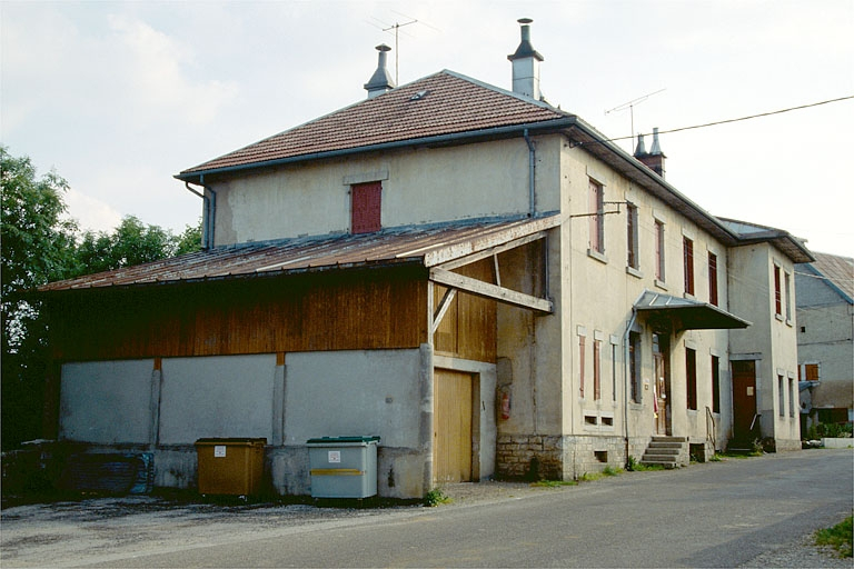 Façades antérieure et latérale gauche. © Laurent Poupard / Région Bourgogne-Franche-Comté, Inventaire du patrimoine - 1991
