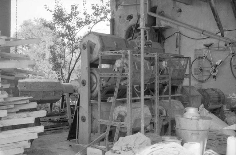 Tonneaux de polissage. © Laurent Poupard / Région Bourgogne-Franche-Comté, Inventaire du patrimoine - 1991
