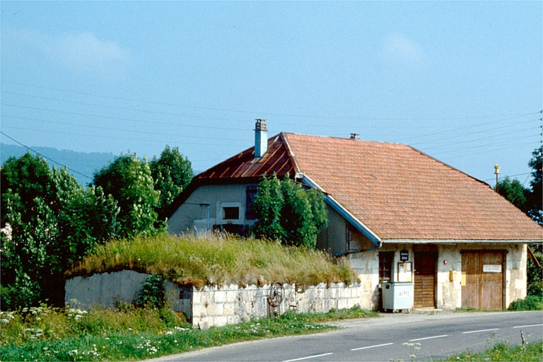 Vue d'ensemble depuis le sud-est. © Laurent Poupard / Région Bourgogne-Franche-Comté, Inventaire du patrimoine - 1991