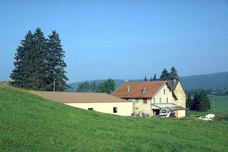 Vue d'ensemble depuis l'est. © Laurent Poupard / Région Bourgogne-Franche-Comté, Inventaire du patrimoine - 1991