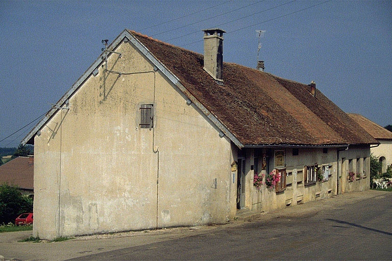 Façade antérieure vue de trois quarts gauche. © Laurent Poupard / Région Bourgogne-Franche-Comté, Inventaire du patrimoine - 1991