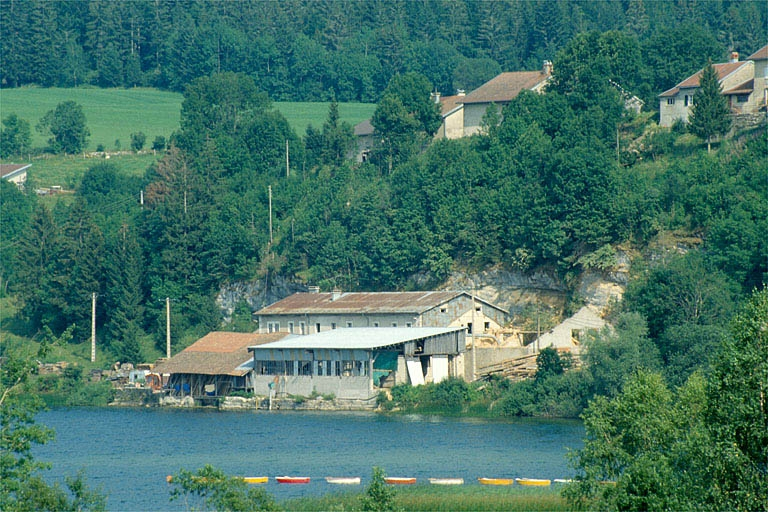 Atelier de fabrication et magasin industriel, vus de l'ouest. © Laurent Poupard / Région Bourgogne-Franche-Comté, Inventaire du patrimoine - 1991