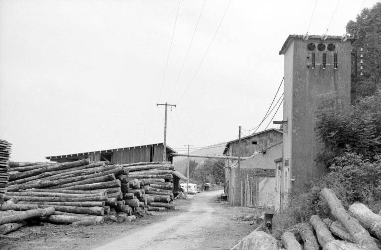 Aire des matières premières, atelier de fabrication et transformateur. © Laurent Poupard / Région Bourgogne-Franche-Comté, Inventaire du patrimoine - 1991