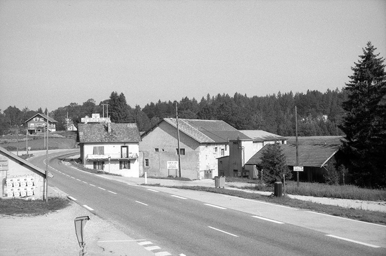 Logement patronal, ateliers de fabrication et transformateur.Ancienne parqueterie à droite. © Laurent Poupard / Région Bourgogne-Franche-Comté, Inventaire du patrimoine - 1991