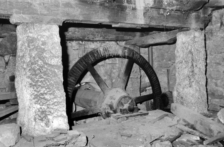 Transmission d'une roue hydraulique (2e étage de soubassement). © Laurent Poupard / Région Bourgogne-Franche-Comté, Inventaire du patrimoine - 1991