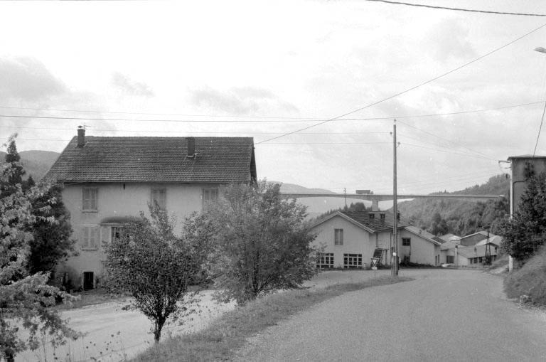 Usines et logement depuis le nord. © Laurent Poupard / Région Bourgogne-Franche-Comté, Inventaire du patrimoine - 1991