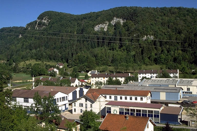 Vue d'ensemble depuis l'ouest. © Laurent Poupard / Région Bourgogne-Franche-Comté, Inventaire du patrimoine - 1991
