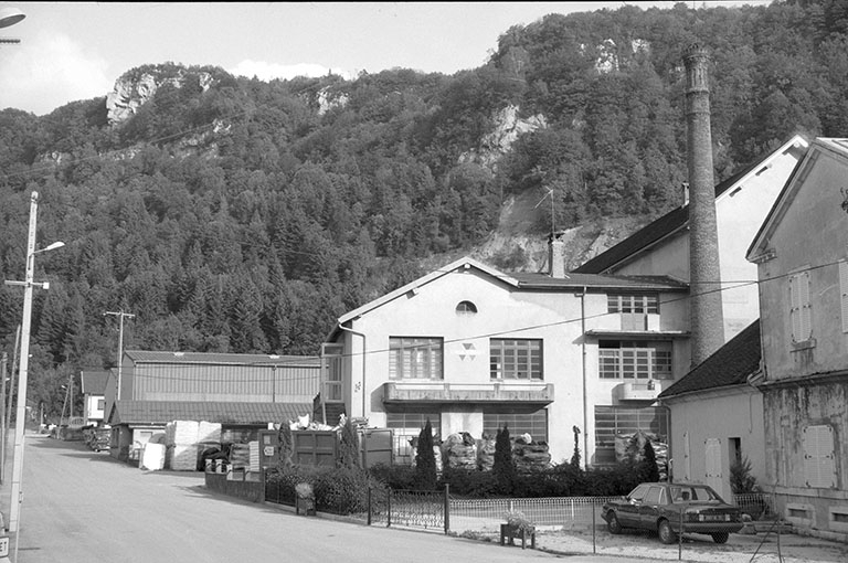 Bureau, entrepôt industriel et cheminée d'usine. © Laurent Poupard / Région Bourgogne-Franche-Comté, Inventaire du patrimoine - 1991