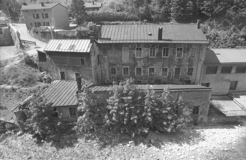 Façade postérieure des bâtiments, de trois quarts gauche. © Laurent Poupard / Région Bourgogne-Franche-Comté, Inventaire du patrimoine - 1991 Façade postérieure des bâtiments, de trois quarts gauche. © Laurent Poupard / Région Bourgogne-Franche-Comté, Inventaire du patrimoine - 1991