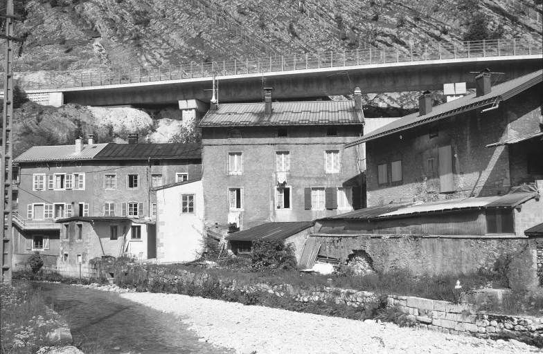 Vue d'ensemble depuis l'ouest (façades sur la Bienne). © Laurent Poupard / Région Bourgogne-Franche-Comté, Inventaire du patrimoine - 1991
