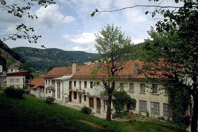 Vue d'ensemble depuis le sud-ouest. © Laurent Poupard / Région Bourgogne-Franche-Comté, Inventaire du patrimoine - 1991 Vue d'ensemble depuis le sud-ouest. © Laurent Poupard / Région Bourgogne-Franche-Comté, Inventaire du patrimoine - 1991