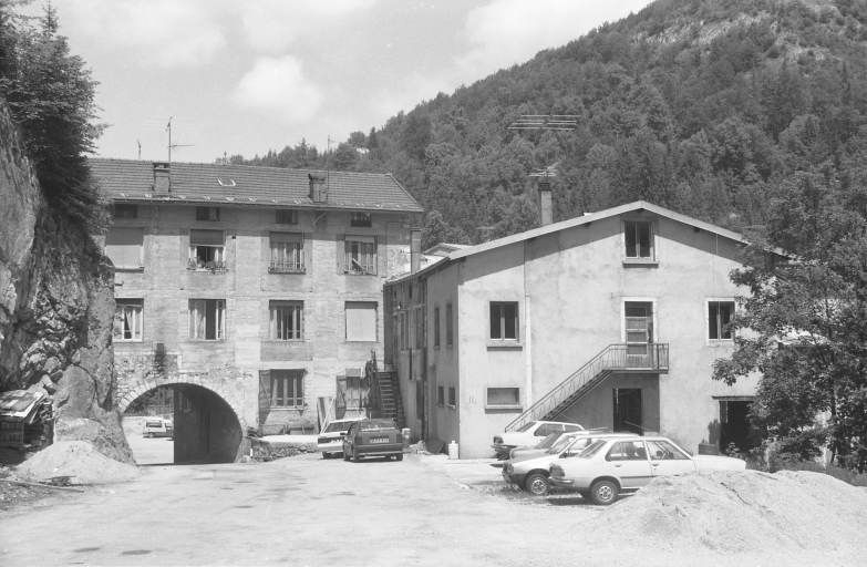 Vue d'ensemble depuis le sud-est (amont). © Laurent Poupard / Région Bourgogne-Franche-Comté, Inventaire du patrimoine - 1991