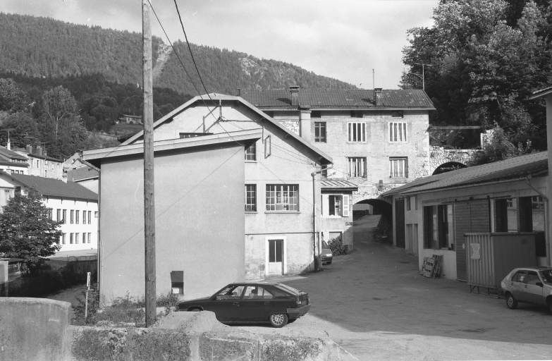 Vue d'ensemble depuis le nord-ouest (aval). © Laurent Poupard / Région Bourgogne-Franche-Comté, Inventaire du patrimoine - 1991