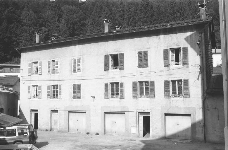 Immeuble et remise : façade sur la cour. © Laurent Poupard / Région Bourgogne-Franche-Comté, Inventaire du patrimoine - 1991