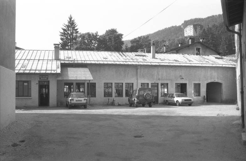 Atelier de fabrication dans la cour. © Laurent Poupard / Région Bourgogne-Franche-Comté, Inventaire du patrimoine - 1991