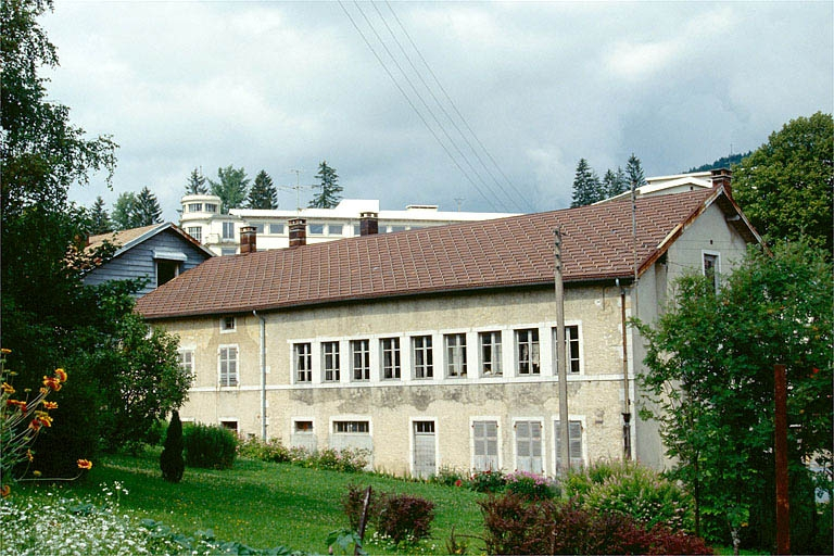 Vue d'ensemble de la façade postérieure. © Laurent Poupard / Région Bourgogne-Franche-Comté, Inventaire du patrimoine - 1991 Vue d'ensemble de la façade postérieure. © Laurent Poupard / Région Bourgogne-Franche-Comté, Inventaire du patrimoine - 1991