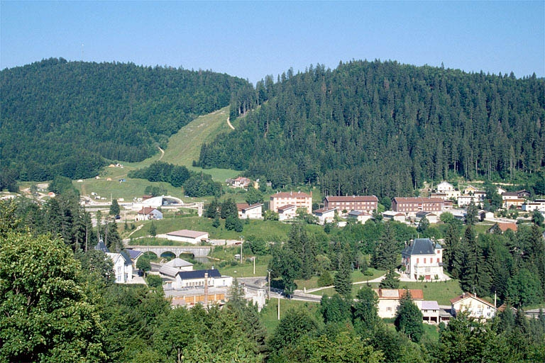 Vue d'ensemble depuis l'ouest. © Laurent Poupard / Région Bourgogne-Franche-Comté, Inventaire du patrimoine - 1991