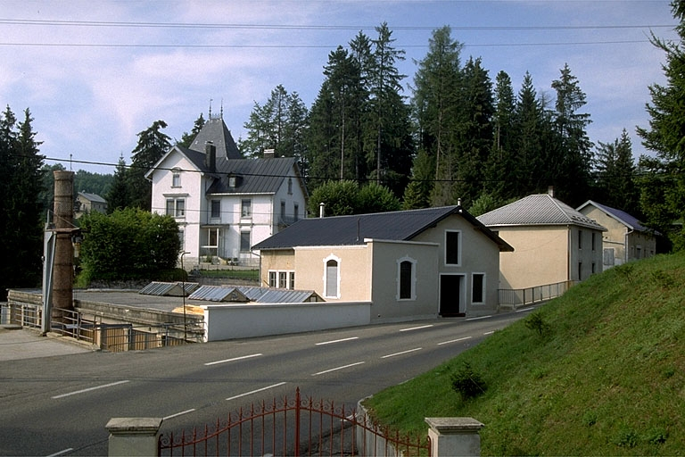 Façades sur rue de trois quarts gauche. © Laurent Poupard / Région Bourgogne-Franche-Comté, Inventaire du patrimoine - 1991