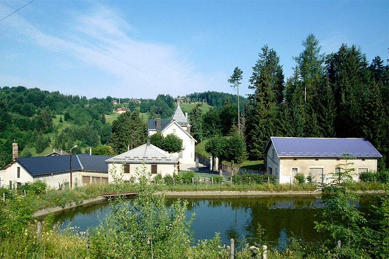 Bassin de retenue et façades sur rue. © Laurent Poupard / Région Bourgogne-Franche-Comté, Inventaire du patrimoine - 1991