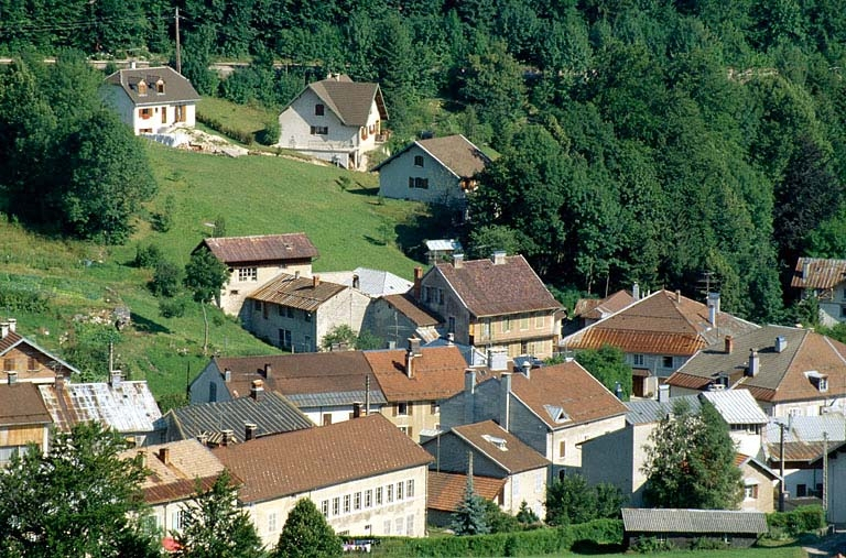 Vue d'ensemble depuis l'ouest. © Laurent Poupard / Région Bourgogne-Franche-Comté, Inventaire du patrimoine - 1991 Vue d'ensemble depuis l'ouest. © Laurent Poupard / Région Bourgogne-Franche-Comté, Inventaire du patrimoine - 1991