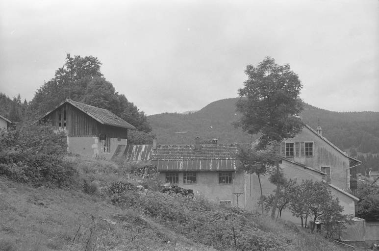 Vue d'ensemble depuis le nord. © Laurent Poupard / Région Bourgogne-Franche-Comté, Inventaire du patrimoine - 1991 Vue d'ensemble depuis le nord. © Laurent Poupard / Région Bourgogne-Franche-Comté, Inventaire du patrimoine - 1991