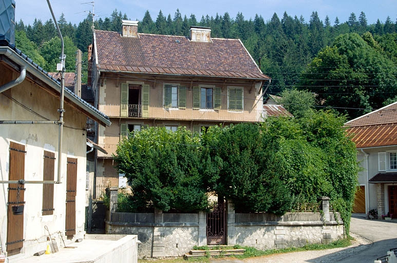 Logement patronal. © Laurent Poupard / Région Bourgogne-Franche-Comté, Inventaire du patrimoine - 1991 Logement patronal. © Laurent Poupard / Région Bourgogne-Franche-Comté, Inventaire du patrimoine - 1991