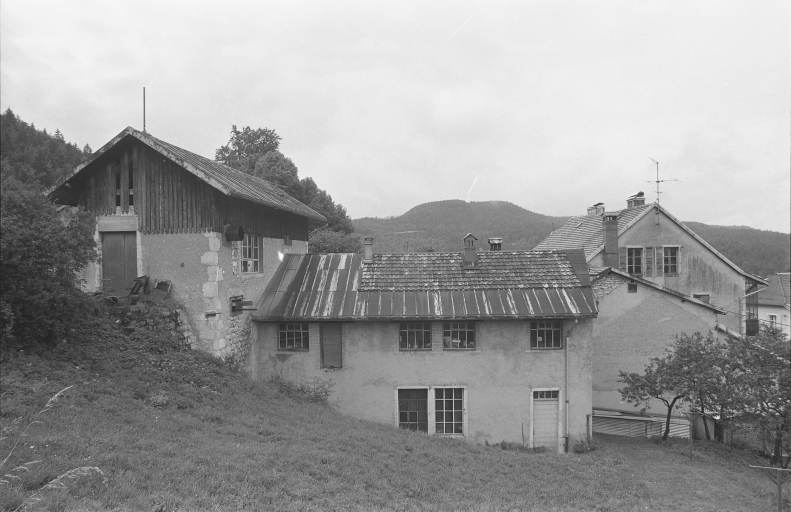 Ateliers de fabrication (polissage et peinture) depuis le nord. © Laurent Poupard / Région Bourgogne-Franche-Comté, Inventaire du patrimoine - 1991 Ateliers de fabrication (polissage et peinture) depuis le nord. © Laurent Poupard / Région Bourgogne-Franche-Comté, Inventaire du patrimoine - 1991