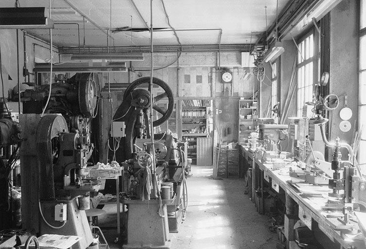 Intérieur de l'atelier de fabrication et bureau. © Laurent Poupard / Région Bourgogne-Franche-Comté, Inventaire du patrimoine - 1991 Intérieur de l'atelier de fabrication et bureau. © Laurent Poupard / Région Bourgogne-Franche-Comté, Inventaire du patrimoine - 1991