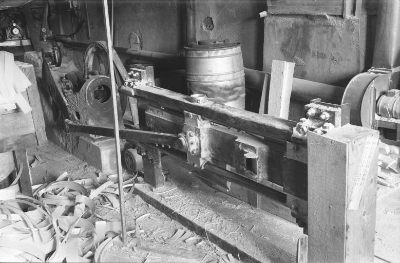 Vue d'ensemble de la targeuse, du côté de sortie des lanières de bois. Système moteur à gauche, rabot à droite. © Laurent Poupard / Région Bourgogne-Franche-Comté, Inventaire du patrimoine - 1991 Vue d'ensemble de la targeuse, du côté de sortie des lanières de bois. Système moteur à gauche, rabot à droite. © Laurent Poupard / Région Bourgogne-Franche-Comté, Inventaire du patrimoine - 1991