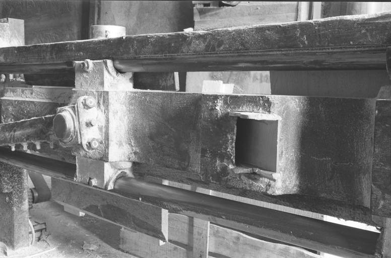 Targeuse : côté de sortie des lanières de bois. © Laurent Poupard / Région Bourgogne-Franche-Comté, Inventaire du patrimoine - 1991 Targeuse : côté de sortie des lanières de bois. © Laurent Poupard / Région Bourgogne-Franche-Comté, Inventaire du patrimoine - 1991