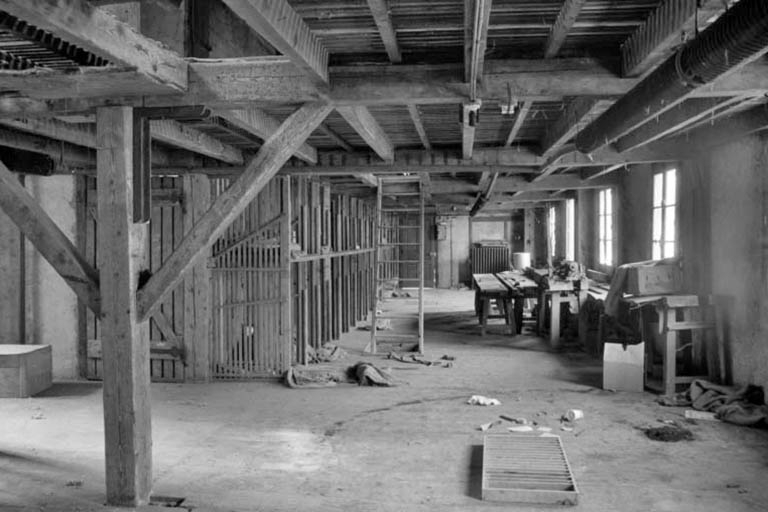 Séchoir à ébauchons : intérieur d'un atelier au rez-de-chaussée. © Laurent Poupard / Région Bourgogne-Franche-Comté, Inventaire du patrimoine - 1991