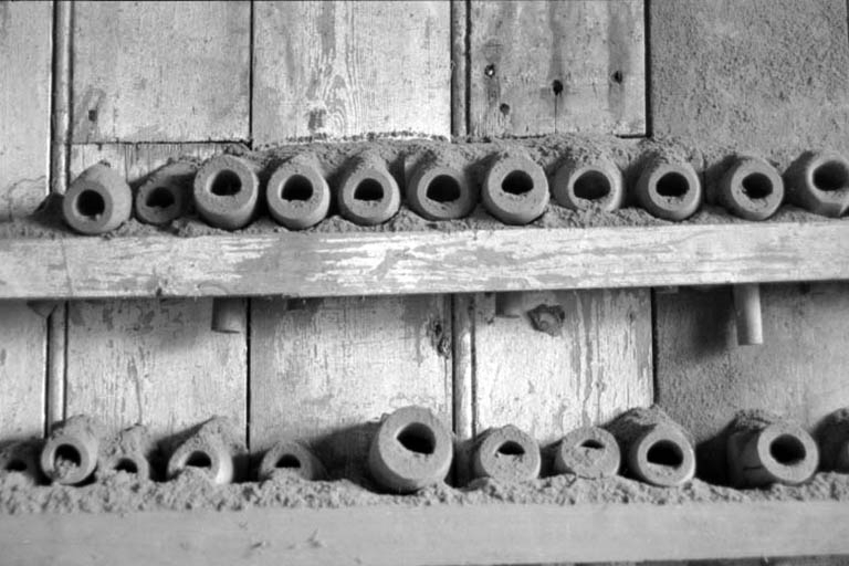 Atelier d'ébauchage : modèles de pipes ébauchées. © Laurent Poupard / Région Bourgogne-Franche-Comté, Inventaire du patrimoine - 1991