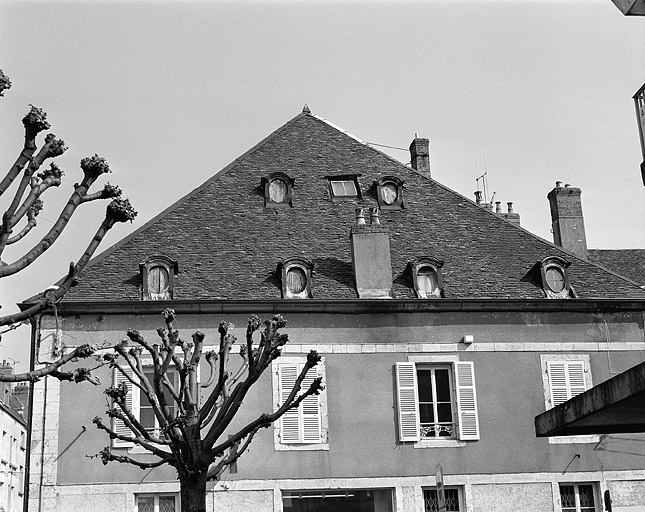 Toiture et façade latérale droite de la maison donnant rue Gambetta. © Yves Sancey / Région Bourgogne-Franche-Comté, Inventaire du patrimoine - 1991 Toiture et façade latérale droite de la maison donnant rue Gambetta. © Yves Sancey / Région Bourgogne-Franche-Comté, Inventaire du patrimoine - 1991