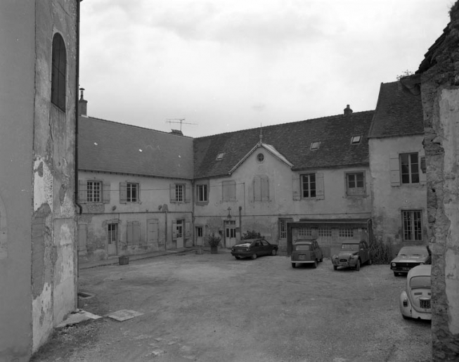 Vue d'ensemble des bâtiments situés dans la cour à l'arrière de la chapelle. © Yves Sancey / Région Bourgogne-Franche-Comté, Inventaire du patrimoine - 1991