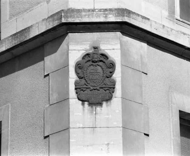 Plaque de fondation d'une classe, sur aile droite du bâtiment sur cour, datée 1667 : vue d'ensemble. © Yves Sancey / Région Bourgogne-Franche-Comté, Inventaire du patrimoine - 1991