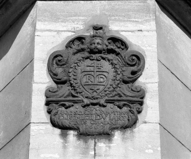 Plaque de fondation d'une classe, sur aile droite du bâtiment sur cour, datée 1667 : vue d'ensemble rapprochée. © Yves Sancey / Région Bourgogne-Franche-Comté, Inventaire du patrimoine - 1991