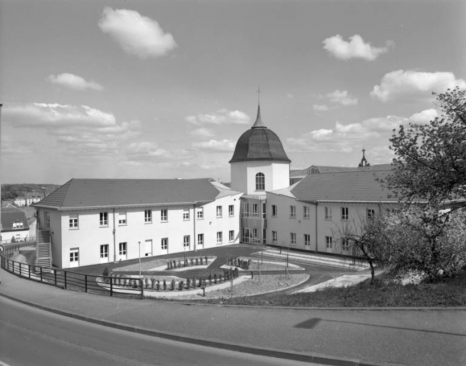 Cour à l'arrière de l'édifice : vue éloignée. © Yves Sancey / Région Bourgogne-Franche-Comté, Inventaire du patrimoine - 1991