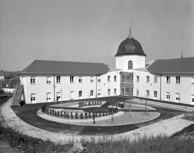 Cour à l'arrière de l'édifice : vue rapprochée. © Yves Sancey / Région Bourgogne-Franche-Comté, Inventaire du patrimoine - 1991
