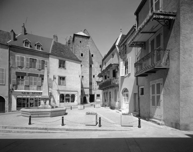 Place de la Petite Fontaine depuis la rue de la Petite Fontaine. © Yves Sancey / Région Bourgogne-Franche-Comté, Inventaire du patrimoine - 1991