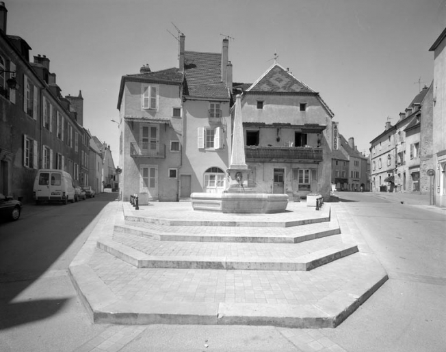 Place de la Petite Fontaine depuis le bas de la rue du Marché. © Yves Sancey / Région Bourgogne-Franche-Comté, Inventaire du patrimoine - 1991