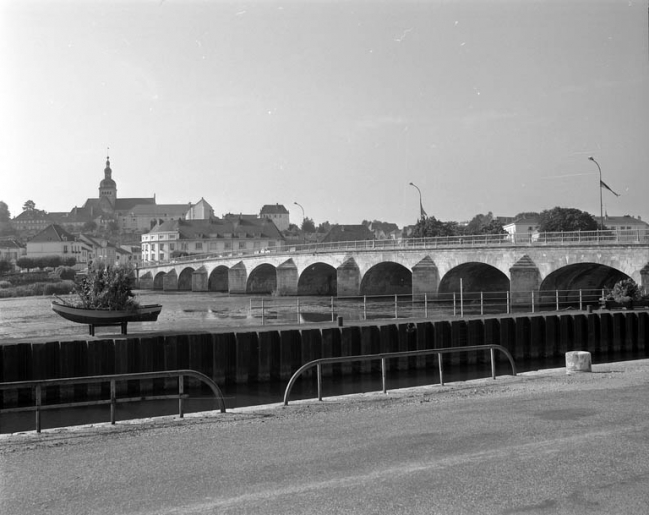 Vue d'ensemble depuis le quai Vergy. © Yves Sancey / Région Bourgogne-Franche-Comté, Inventaire du patrimoine - 1991 Vue d'ensemble depuis le quai Vergy. © Yves Sancey / Région Bourgogne-Franche-Comté, Inventaire du patrimoine - 1991