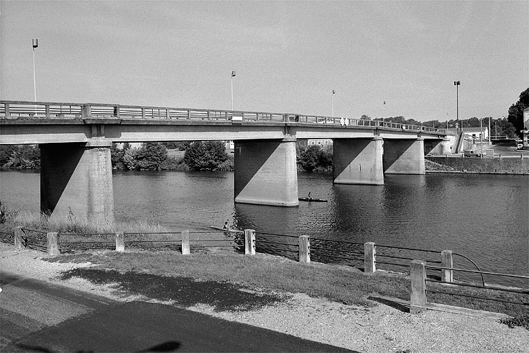 Pont reconstruit après 1945 en remplacement du pont suspendu, de trois quarts gauche. © Yves Sancey / Région Bourgogne-Franche-Comté, Inventaire du patrimoine - 1991 Pont reconstruit après 1945 en remplacement du pont suspendu, de trois quarts gauche. © Yves Sancey / Région Bourgogne-Franche-Comté, Inventaire du patrimoine - 1991