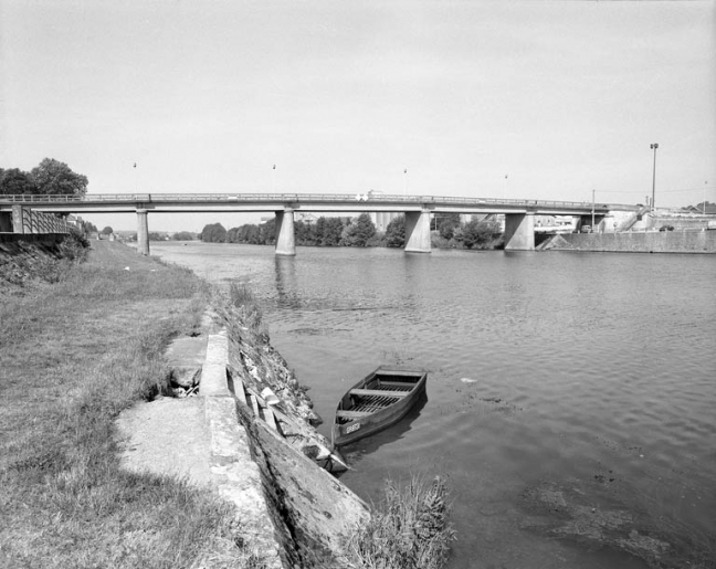 Pont reconstruit en 1945 en remplacement du pont suspendu : vue éloignée. © Yves Sancey / Région Bourgogne-Franche-Comté, Inventaire du patrimoine - 1991 Pont reconstruit en 1945 en remplacement du pont suspendu : vue éloignée. © Yves Sancey / Région Bourgogne-Franche-Comté, Inventaire du patrimoine - 1991