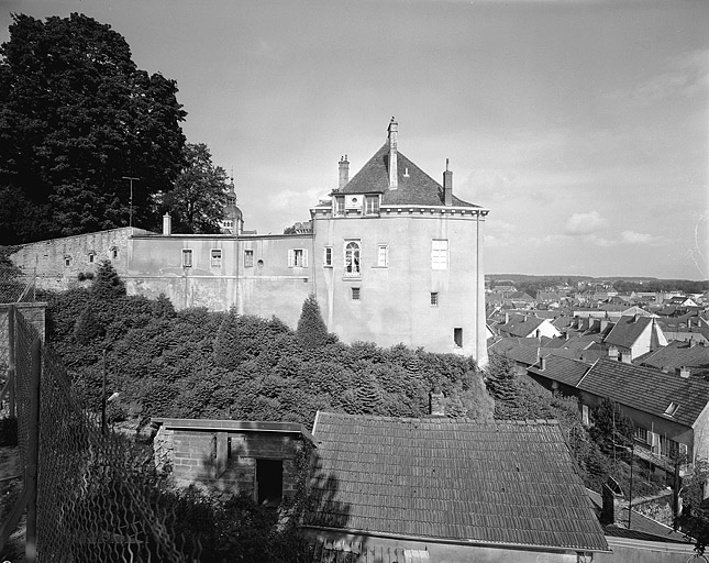 Vue d'ensemble depuis la rue du Tertre du Palais. © Yves Sancey / Région Bourgogne-Franche-Comté, Inventaire du patrimoine - 1991