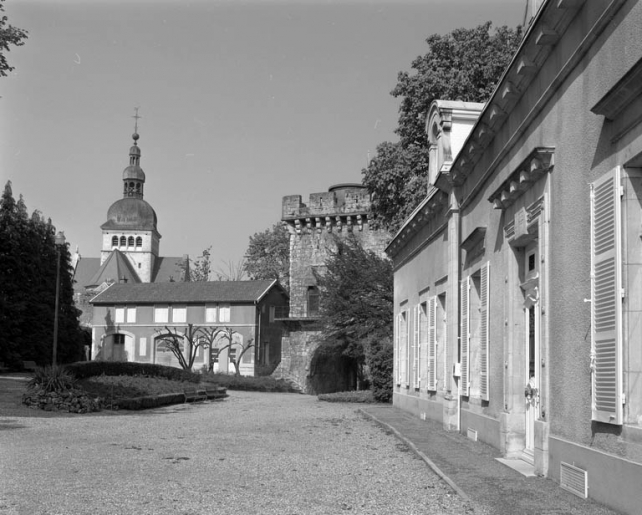 Vue de la cour avec remise et tour du Paravis à l'arrière-plan. © Yves Sancey / Région Bourgogne-Franche-Comté, Inventaire du patrimoine - 1991