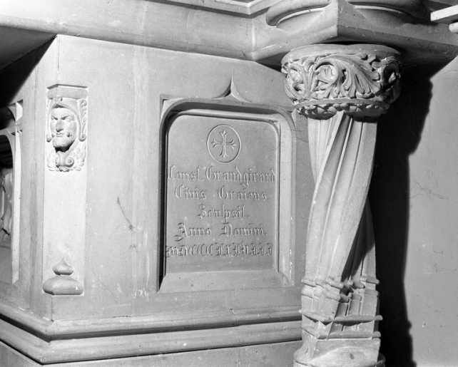 Détail de la face latérale droite de l'autel avec date et signature. © Yves Sancey / Région Bourgogne-Franche-Comté, Inventaire du patrimoine - 1991