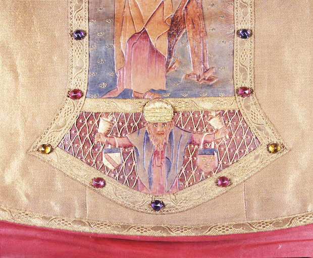 Détail sur la face : personnage avec mitre tenant deux blasons et deux clochettes. © Yves Sancey / Région Bourgogne-Franche-Comté, Inventaire du patrimoine - 1991